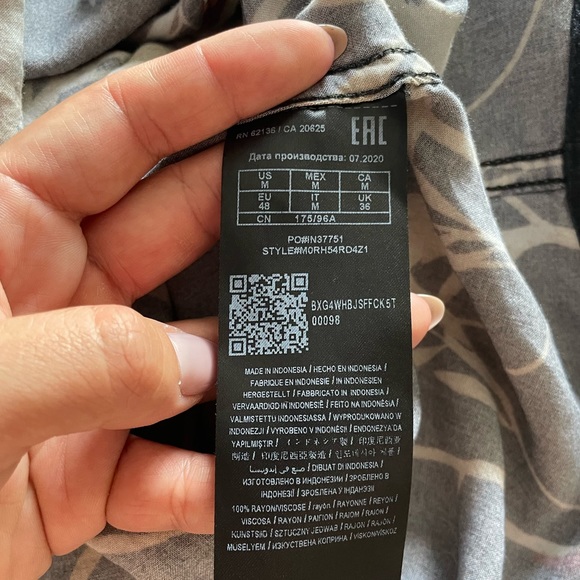 Guess Button-Up | Women | Slim Fit | Medium - Picture 6 of 6